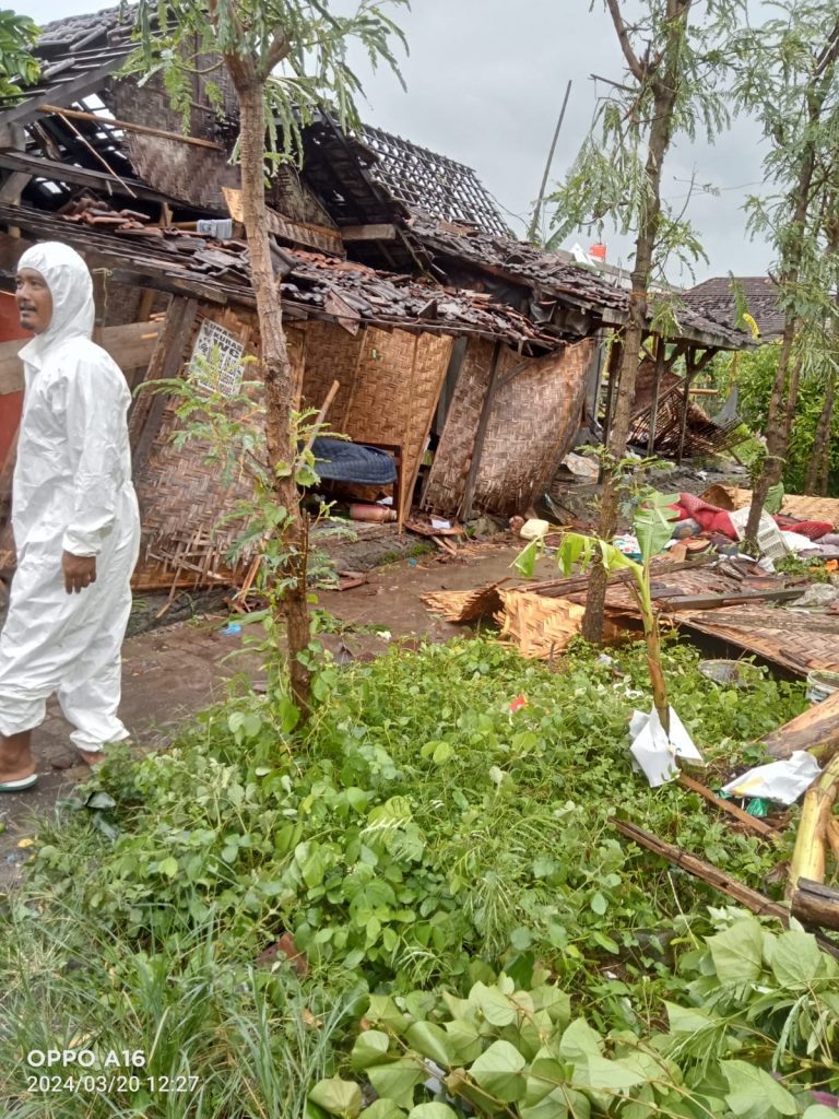 Angin Kencang Rusak Puluhan Bangunan Rumah, Fasum, hingga Sekolah di Kertomulyo Trangkil