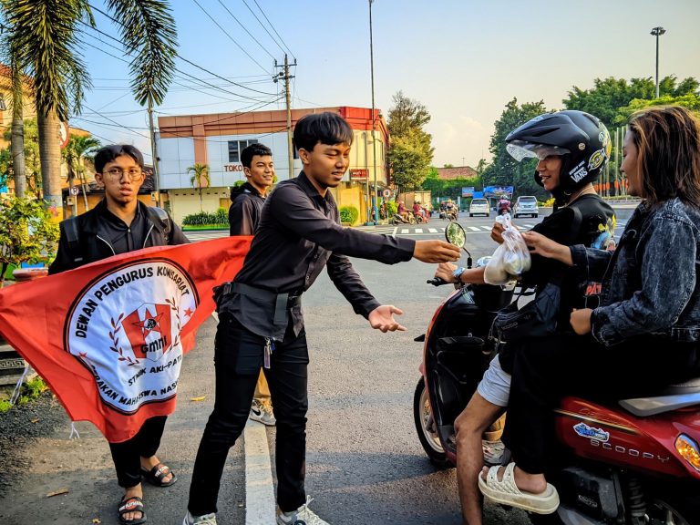 Dies Natalis ke-70: GMNI Pati Gelar Aksi Sosial, Bagikan 100 Paket Takjil di Alun-Alun Pati