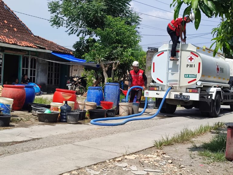 PMI Bantu Bersihkan Sumur Warga Desa Temon Grobogan Pasca Banjir