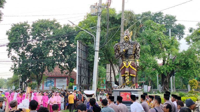 Patung Garuda Bhayangkara di Grobogan Ini Dibuat dari Ratusan Knalpot Brong