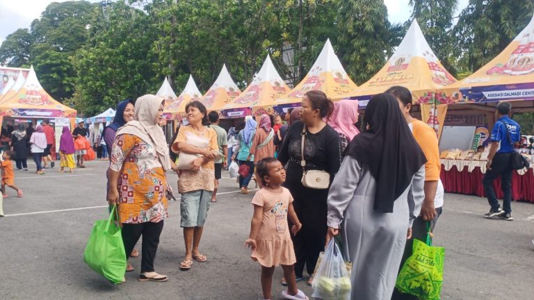 Hari Terakhir, Pasar Murah di Grobogan Diserbu Warga