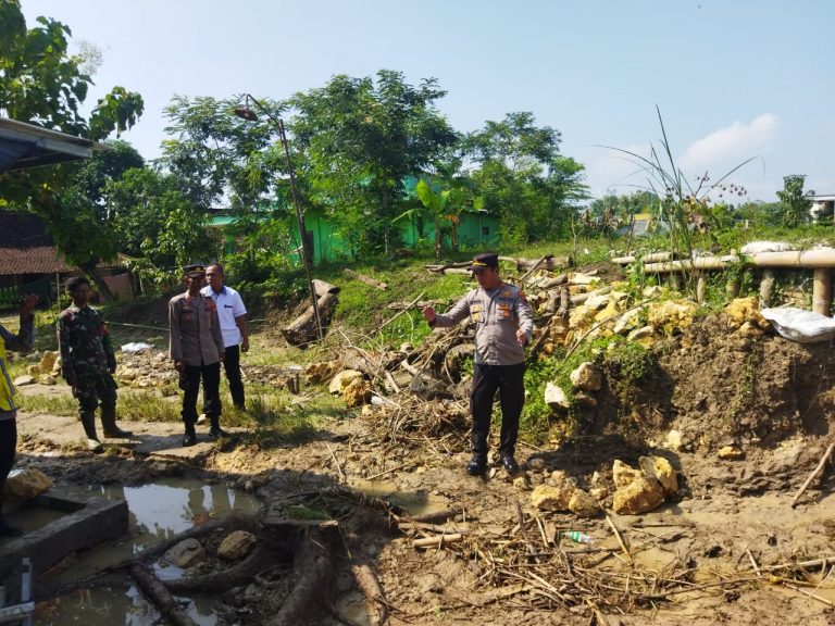 Tanggul di Anggaswangi  Grobogan Jebol Selebar 4 Meter