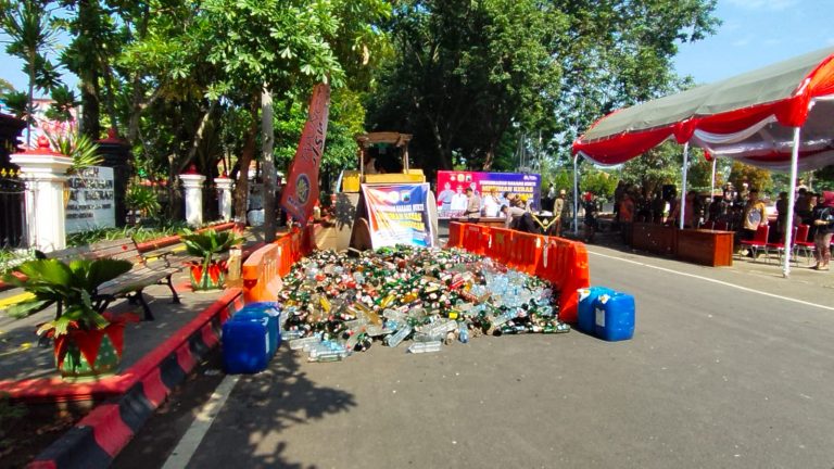 Jelang Lebaran, Berbagi Jenis Botol Miras di Grobogan Dimusnahkan