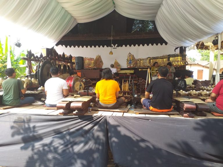 Pagelaran Wayang Kulit Dalam Rangka Sedekah Bumi Desa Gajihan