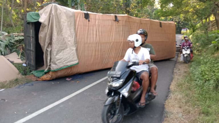 Tak Kuat Menanjak, Truk Bermuatan 8 Ton Kardus Terguling di Jatipohon