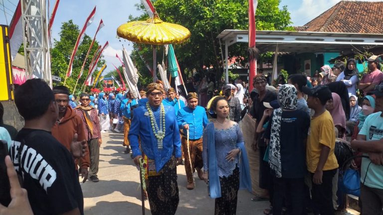 Tumpah Ruah Warga Desa Gunungwungkal Saksikan Acara Kirap Budaya