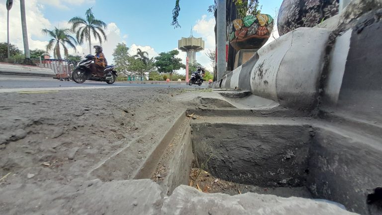 Ratusan Tutup Inlet Jalan di Purwodadi Hilang, Lumpur dan Sampah Sumbat Saluran Air