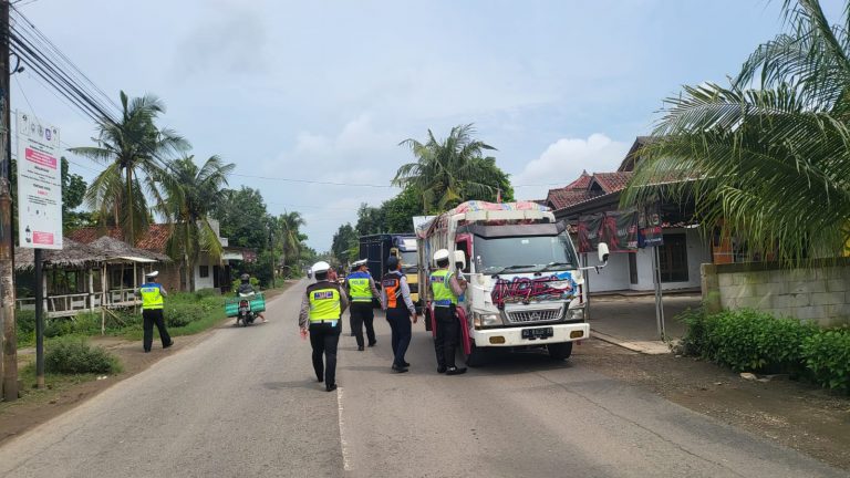 Satlantas Polresta Pati Tertibkan Puluhan Dump Truk di Dukuhseti