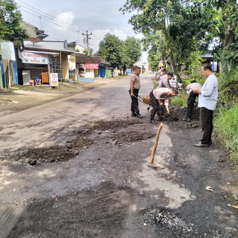 Jalan Pati-Tlogowungu Berlubang Ditambal