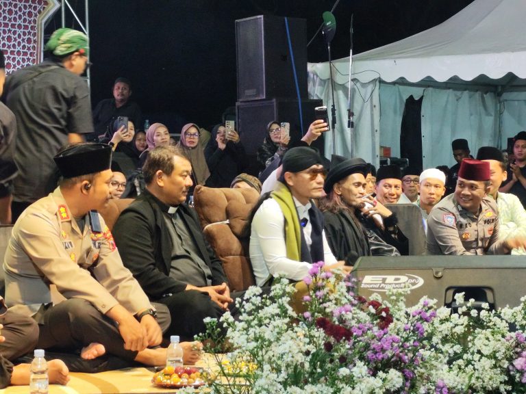 Ngaji Bareng Gus Miftah di Pati: Pesan Kerukunan Antarumat Beragama Bergema di Dadirejo