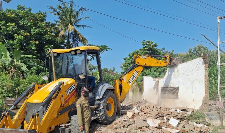 Aparat Gabungan Tertibkan 3 Bangunan di Tayu