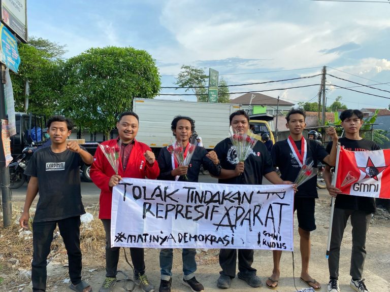 DPC GMNI Kudus Bagikan Bunga di Hardiknas, Kecam Represifitas Polisi di May Day Semarang