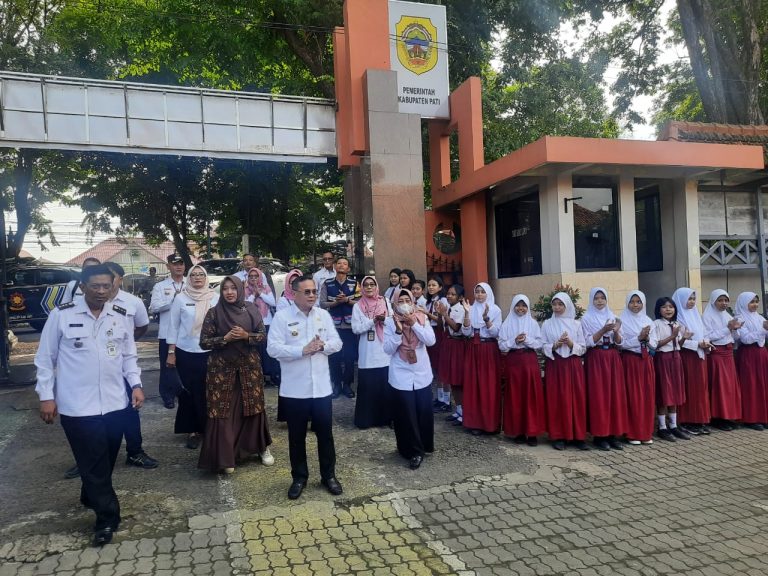 Sudewo Monitor ke Sejumlah Sekolah, Pastikan Anak Didik Hafal Lagu Patriot 