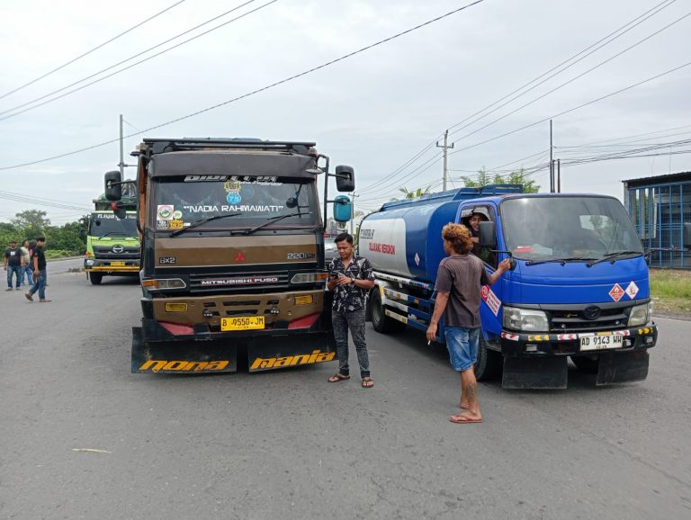 Sopir di Pati Demo ODOL, Jalan Pantura Pati-Kudus Macet 