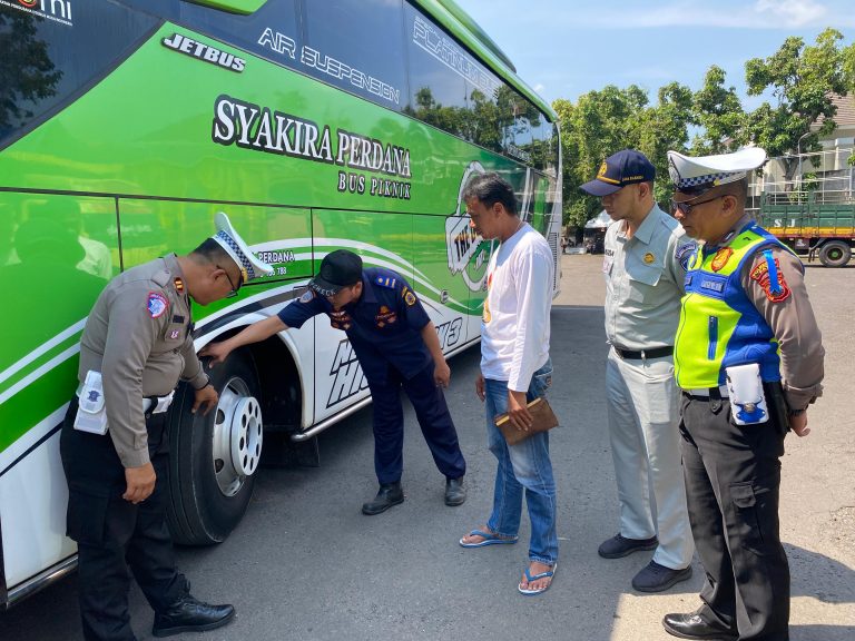 Pastikan Layak Jalan, Petugas Gabungan Ramp Check Kendaraan Angkutan Umum