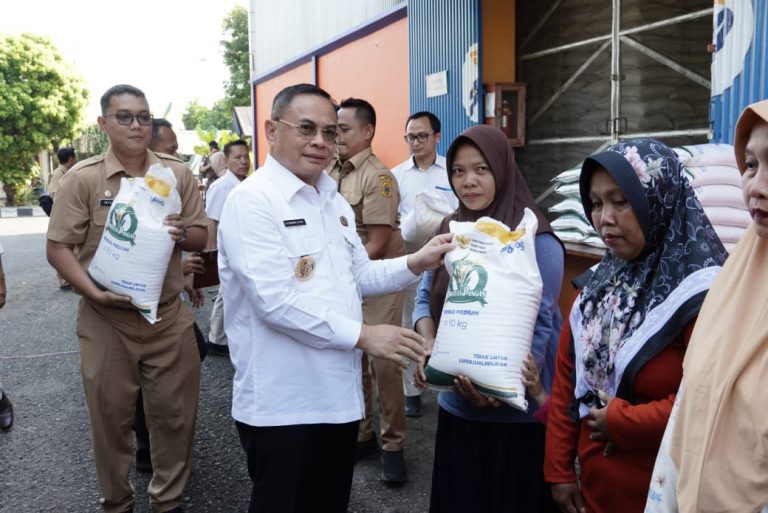Pemkab Pati-Bulog Salurkan Bantuan Beras ke Masyarakat