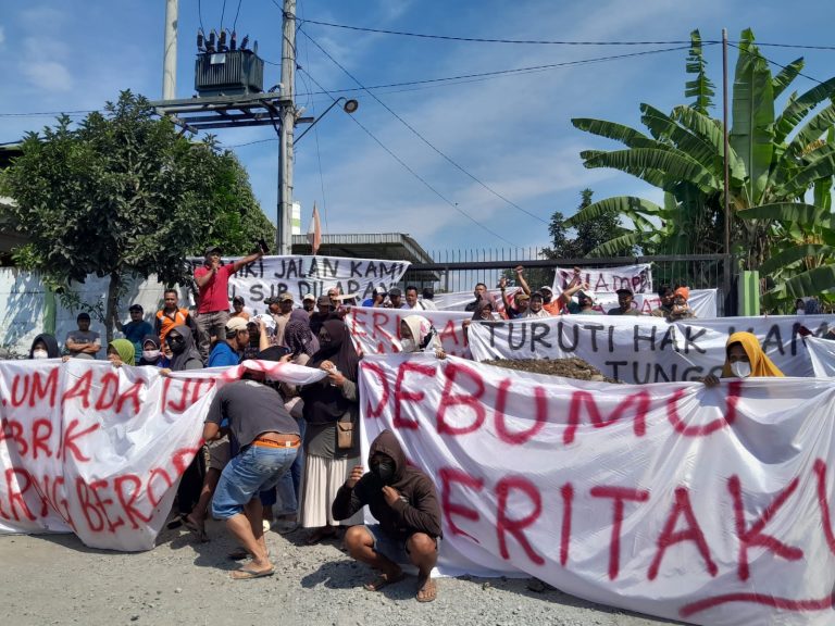 Warga Tanjungrejo Margoyoso Tutup Paksa PT SJB: Pintu Diuruk 2 Truk Batu 