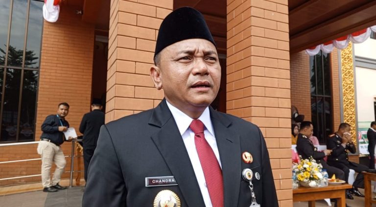 Wabup Chandra Tanggapi Masyarakat Gembong Swadaya Perbaiki Jalan