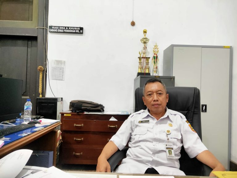 Dinas Pendidikan Larang SMA/SMK Jual Baju Seragam