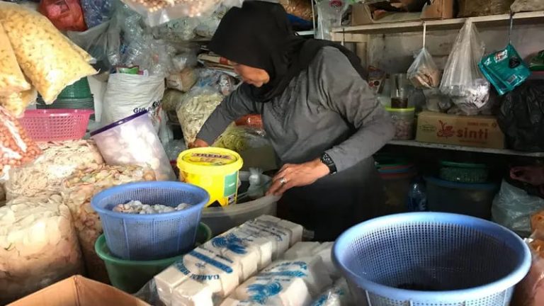 Produksi Lokal Tipis, Harga Garam Briket di Pati Naik