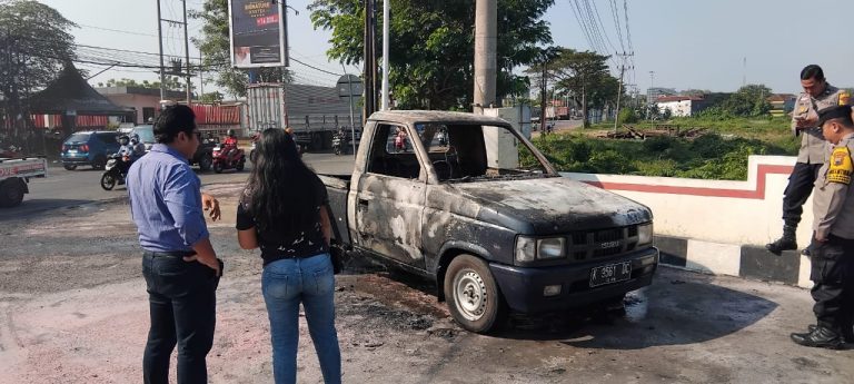 Dibuat Panik, Mobil Panther Tetiba Terbakar di SPBU Margorejo