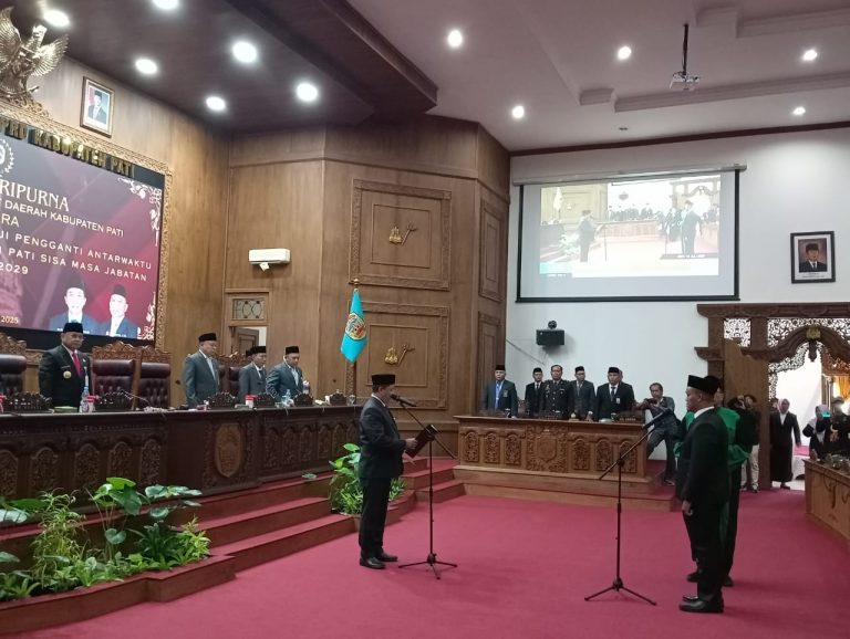 Ali Badrudin Lantik Ulin Nuha Jadi Anggota DPRD Pati