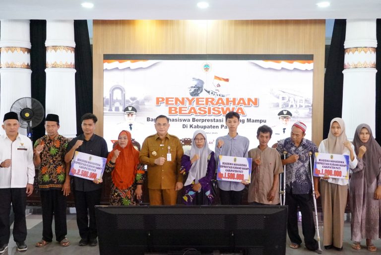 Pemkab Pati Serahkan Beasiswa Pendidikan Tinggi Bagi 194 Mahasiswa Berprestasi
