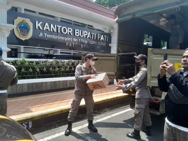 Warga Geram Hasil Donasi Logistik Demo Tolak Kenaikan PBB Diangkut Paksa Satpol PP