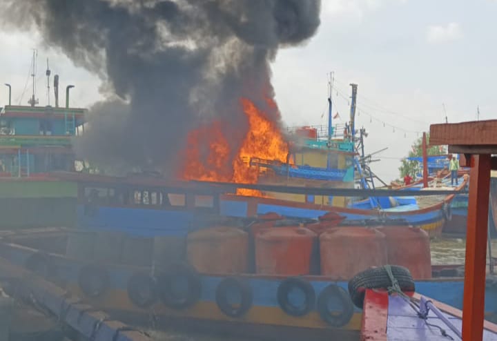 Kebakaran Kapal Cantrang di Juwana, Warga Sebut Tiba-tiba Ada Kepulan Asap