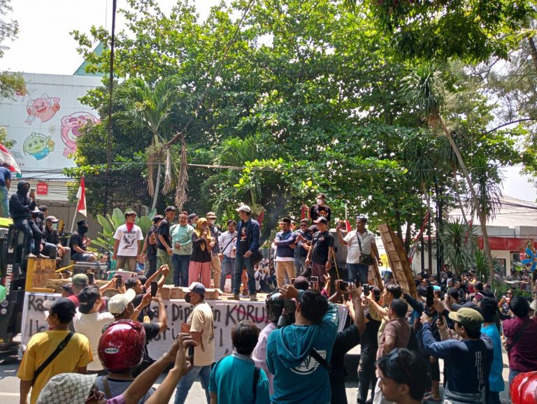 Kirim Surat ke KPK, Ratusan Massa Desak Bupati Pati Ditetapkan Tersangka