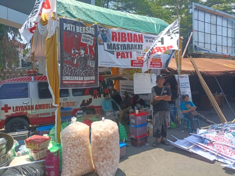 Masyarakat Pati Dirikan Dapur Umum di Depan Gedung KPK