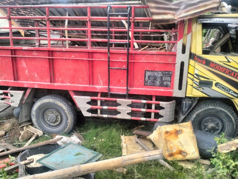 Truk Tabrak Motor dan Pejalan Kaki di Pati-Gabus, 1 Meninggal Dunia
