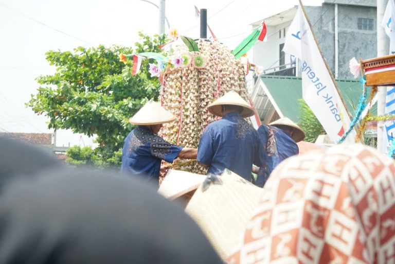 Ribuan Warga Padati Sukolilo Saksikan Ulan-Ulan Night Carnival dalam Tradisi Meron