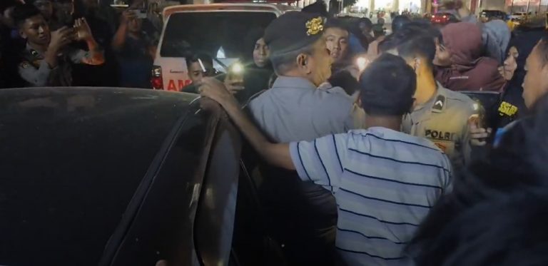 Husain Datangi Posko, Massa Nyaris Ricuh di Alun-Alun Pati