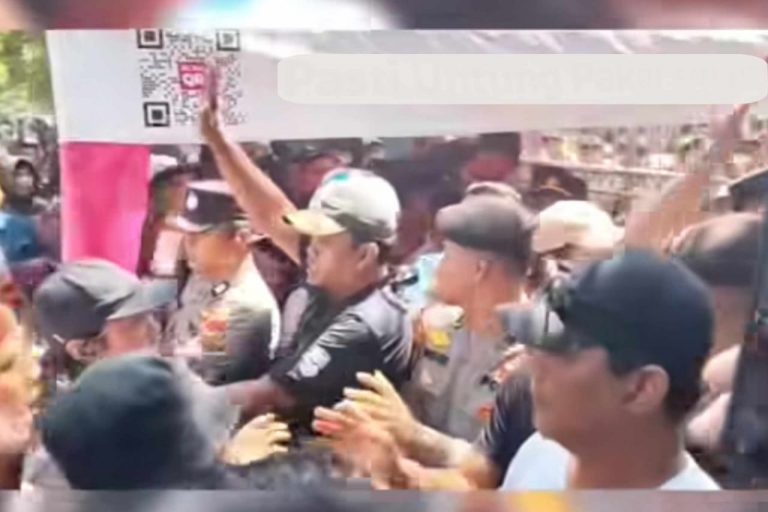 Memanas, Pendukung dan Penolak Bupati Bersitegang Terlibat Bentrok Fisik
