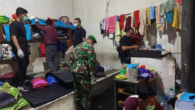 Razia Mendadak Petugas Gabungan Amankan Lapas Kelas IIB Pati