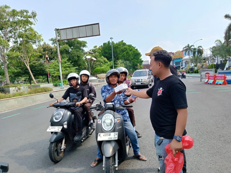 Jumat Berkah Bareng Yakuza Farm: Bagi Nasi, Tebar Damai