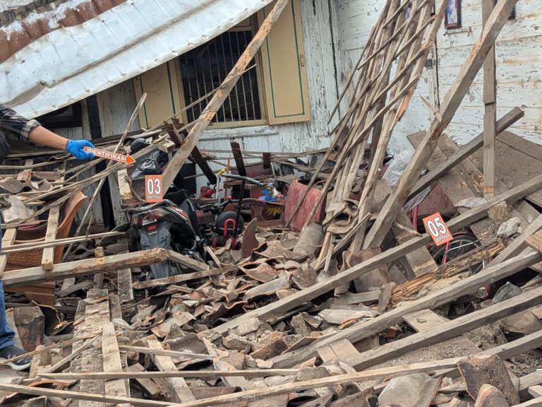 Angin Kencang Runtuhkan Rumah di Pati, Petugas Langsung Evakuasi