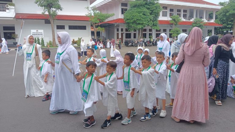 Ribuan Siswa PAUD di Pati Meriahkan Peragaan Manasik Haji