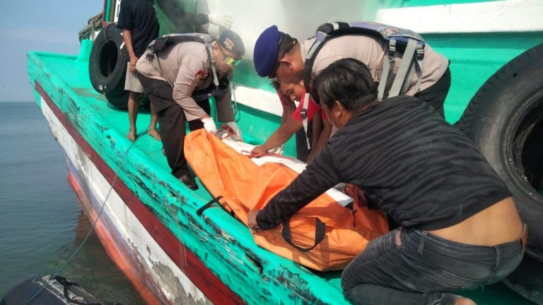 Polisi Evakuasi Jenazah ABK di Juwana 