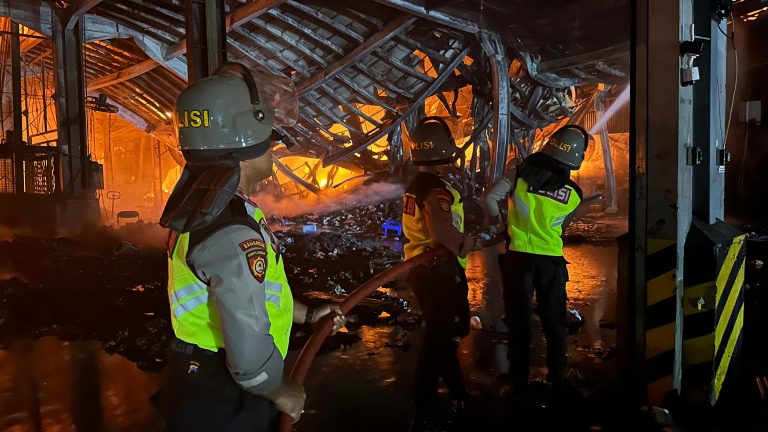 Kebakaran Pabrik Kacang Dua Kelinci, Polisi: 40 Unit Damkar Dikerahkan