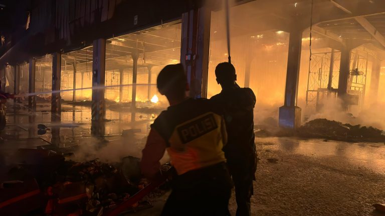 Kebakaran Gudang PT Dua Kelinci: Petugas Pastikan Tak Ada Korban Jiwa