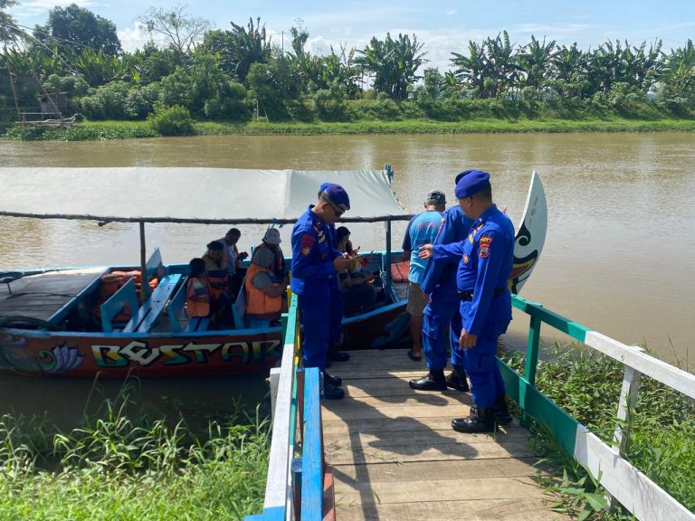 Libur Nataru, Petugas Siaga di Susur Sungai Silugonggo