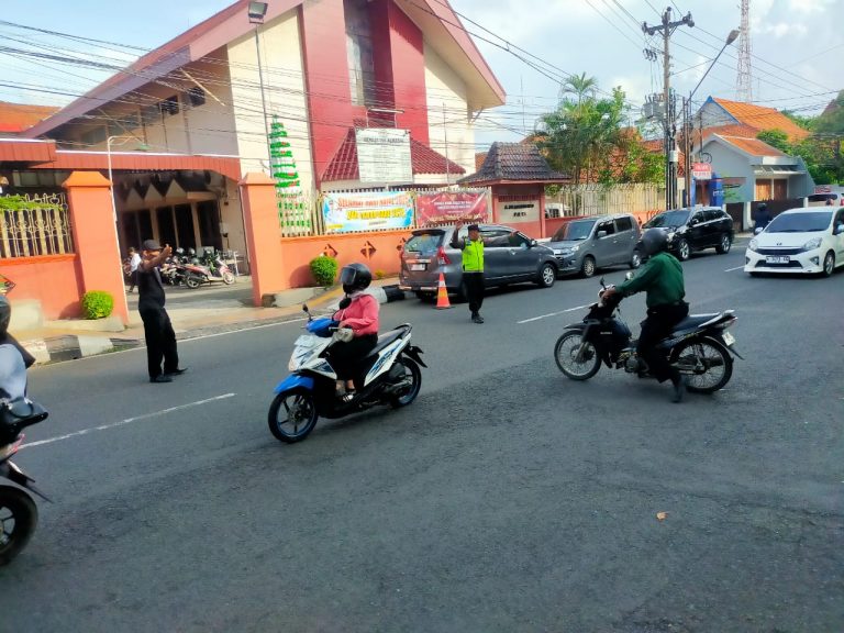 Polisi Jaga Keamanan Ibadah Minggu Jemaat GIA Pati