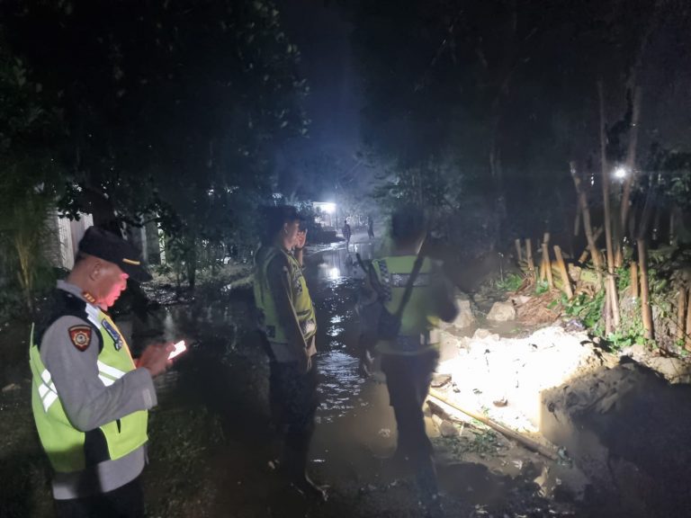 Tanggul Jebol, Banjir Rendam Permukiman Warga di Desa Srikaton