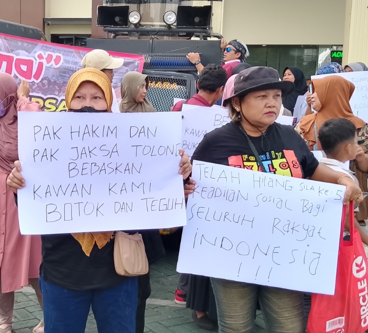 Geruduk PN Pati, Massa Kawal Sidang Perdana Botok