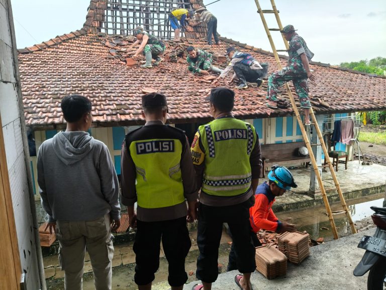 Puting Beliung Terjang Desa Gebang, Puluhan Rumah Rusak