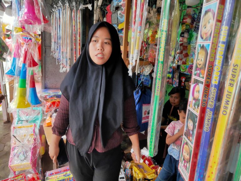 Toko Kembang Api di Pati Laris Manis Menjelang Pergantian Tahun