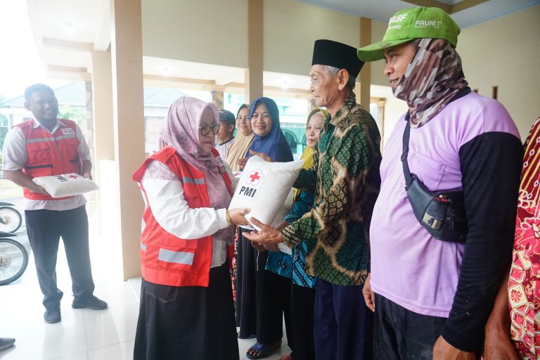 PMI Pati Salurkan Bantuan Beras untuk Warga Terdampak Puting Beliung di Gebang