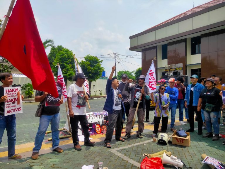 Lagu Sindiran dan Keranda Keadilan Warnai Aksi AMPB di PN Pati